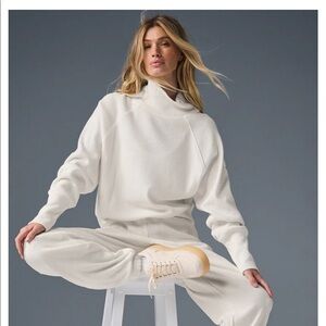 Alo Waffle Knit Pullover 🧸🤎